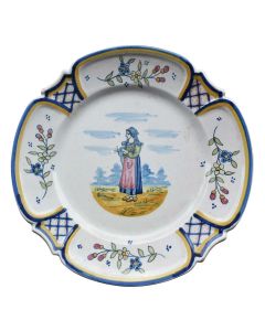 Assiette décorative en Quimper signée Henriot tricoteuse