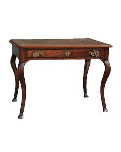 Bureau en noyer Louis XV à pieds biche