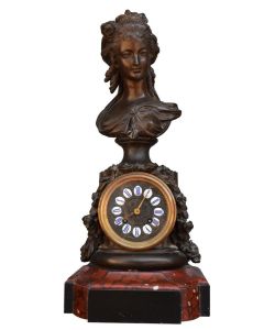 Horloge en régule jeune fille drapé l'époque fin XIXème