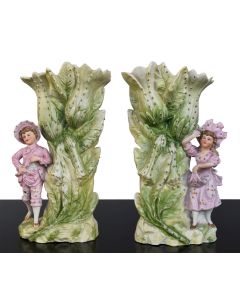 Vases au garçon et fille en biscuit polychrome