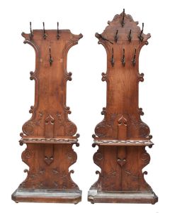 Porte-manteau style Renaissance en chêne gravé et sculptés vers 1900 (paire)