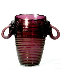 Vase à anse en verre violet aux éléphants