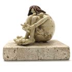 Jeune femme assise sculpture en céramique émaillée XXème