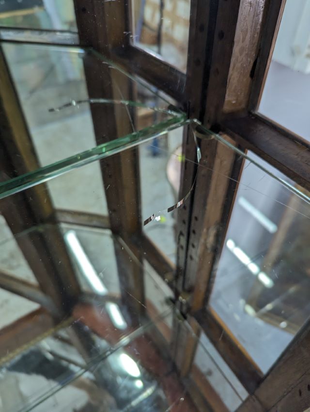 Vitrine de présentation Hollandaise bombée en marqueterie époque XIXème