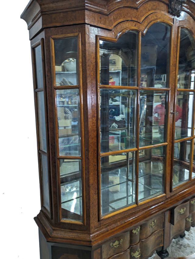 Vitrine de présentation Hollandaise bombée en marqueterie époque XIXème