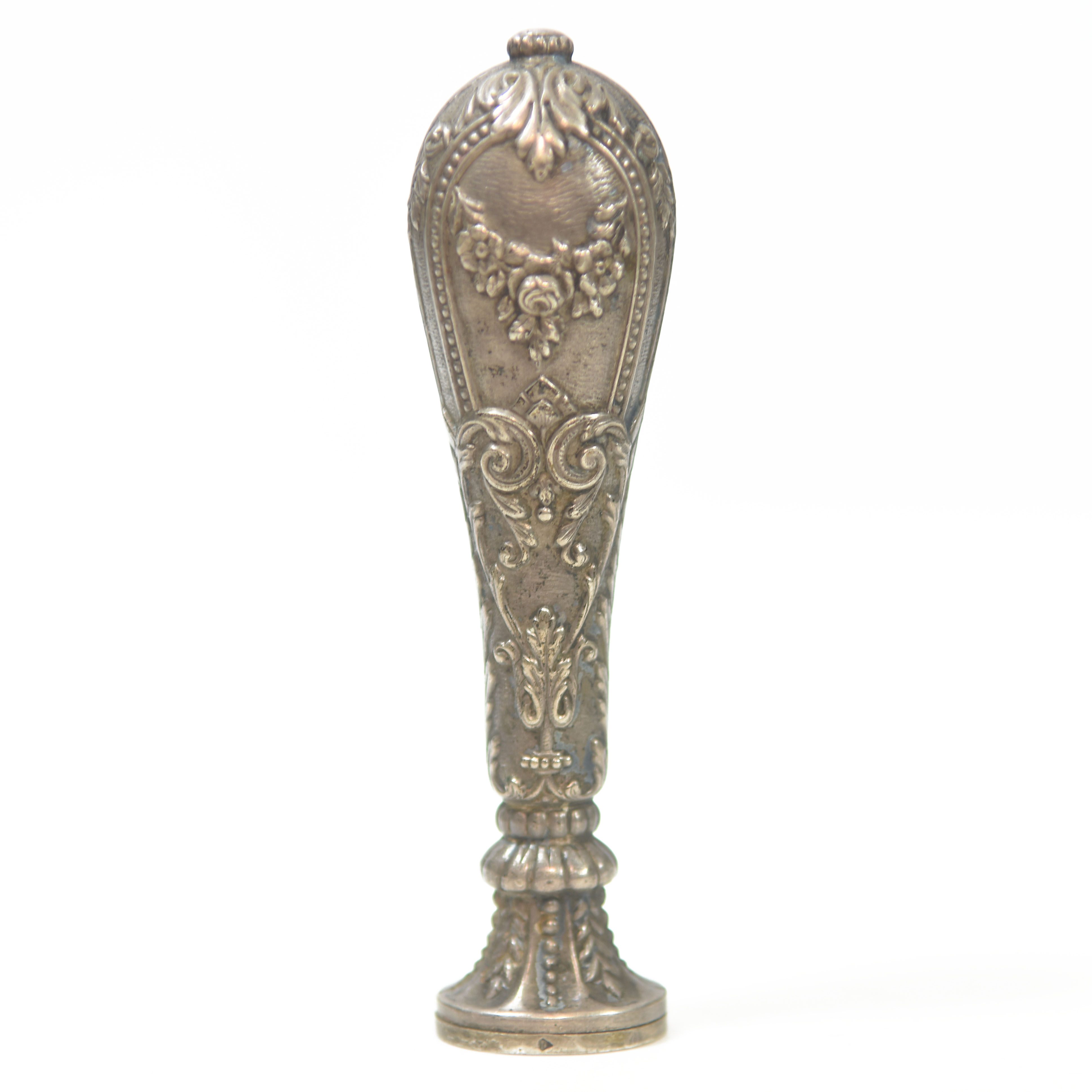 Sceau à cacheter de collection en argent ou métal argenté décor floral