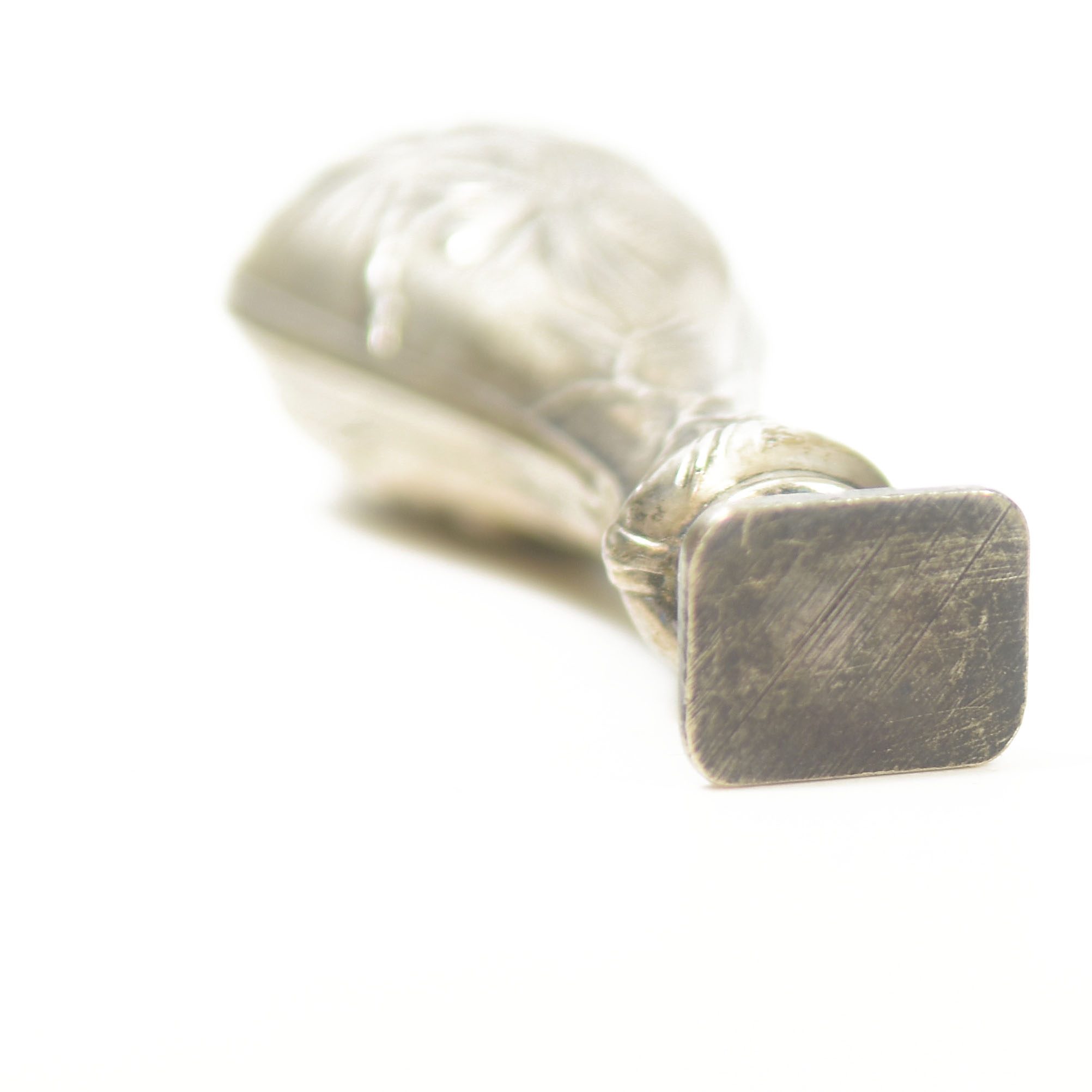 Sceau à cacheter de collection en argent ou métal argenté aux pignes de pins
