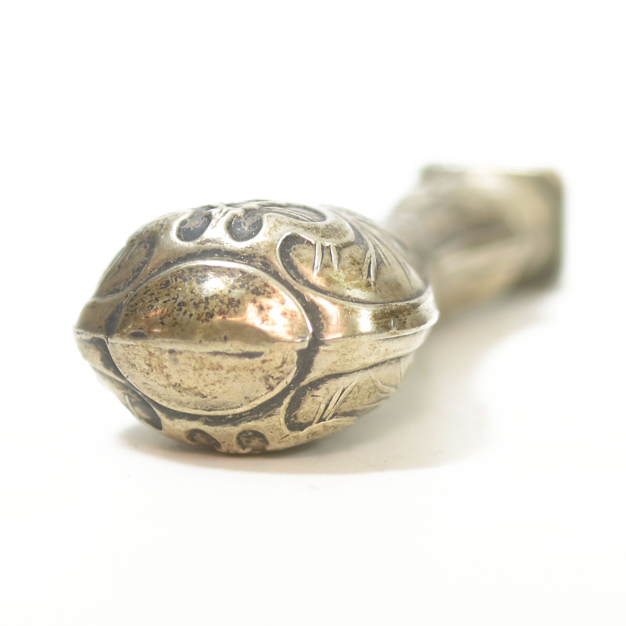 Sceau à cacheter de collection en argent ou métal argenté aux pignes de pins