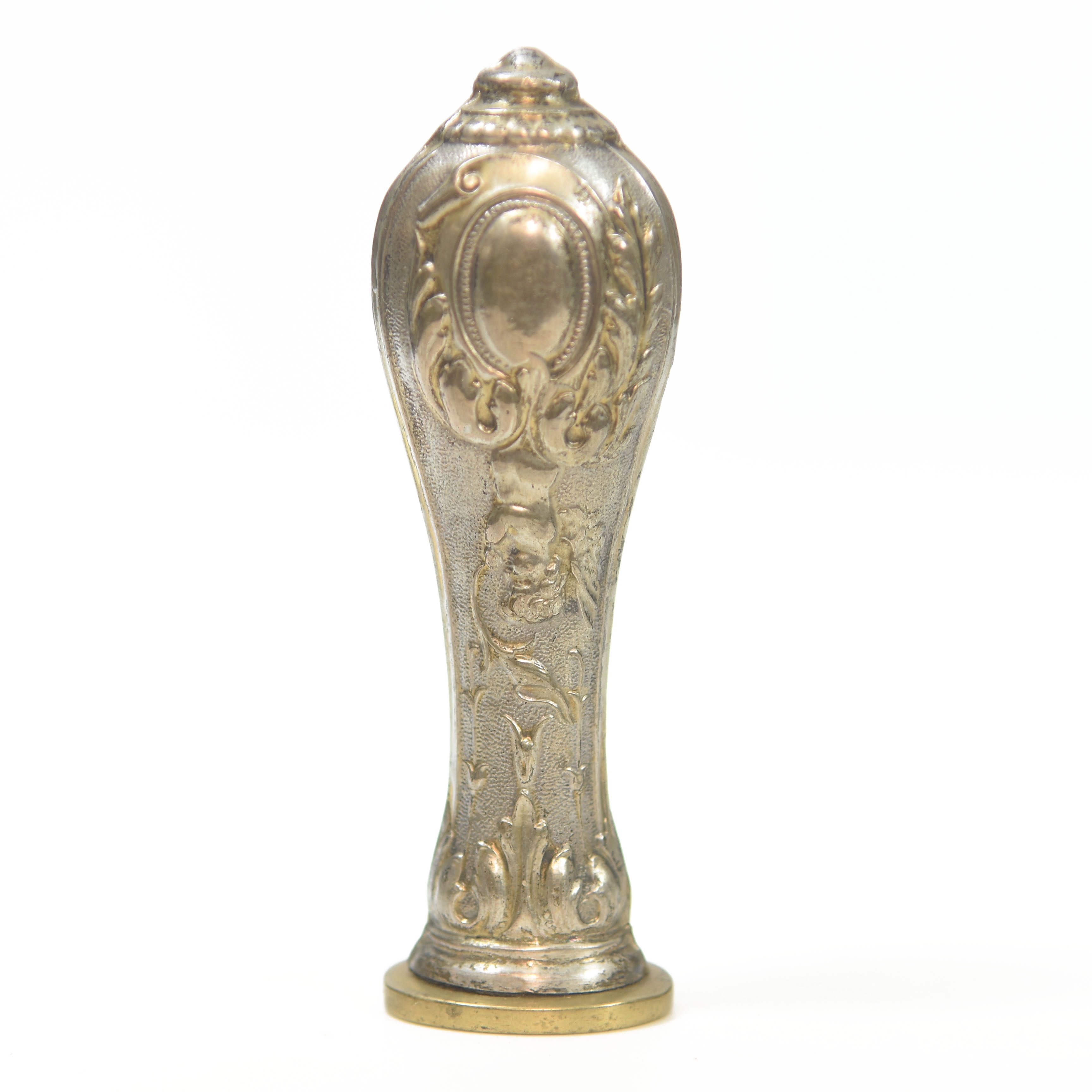 Sceau à cacheter de collection en métal argenté ou argent décor de putto