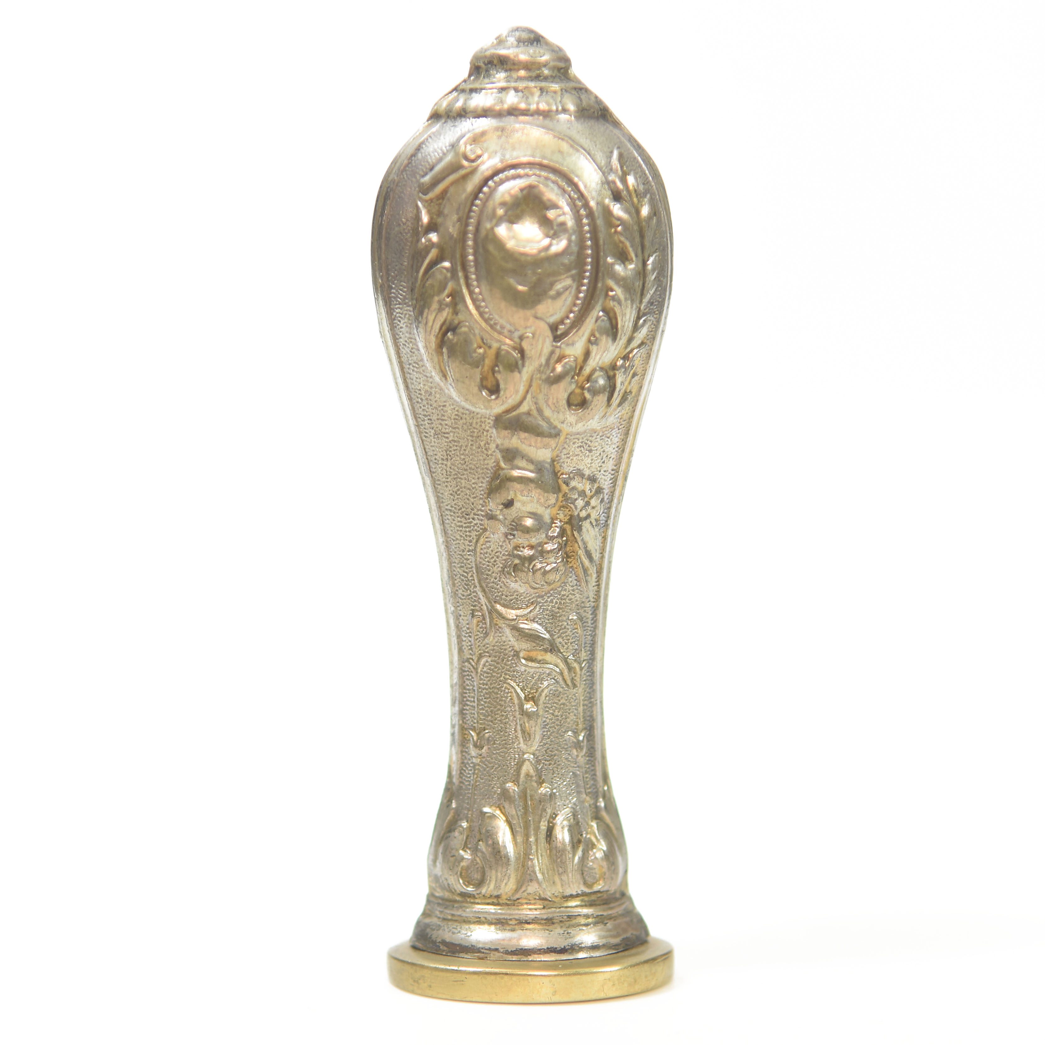 Sceau à cacheter de collection en métal argenté ou argent décor de putto