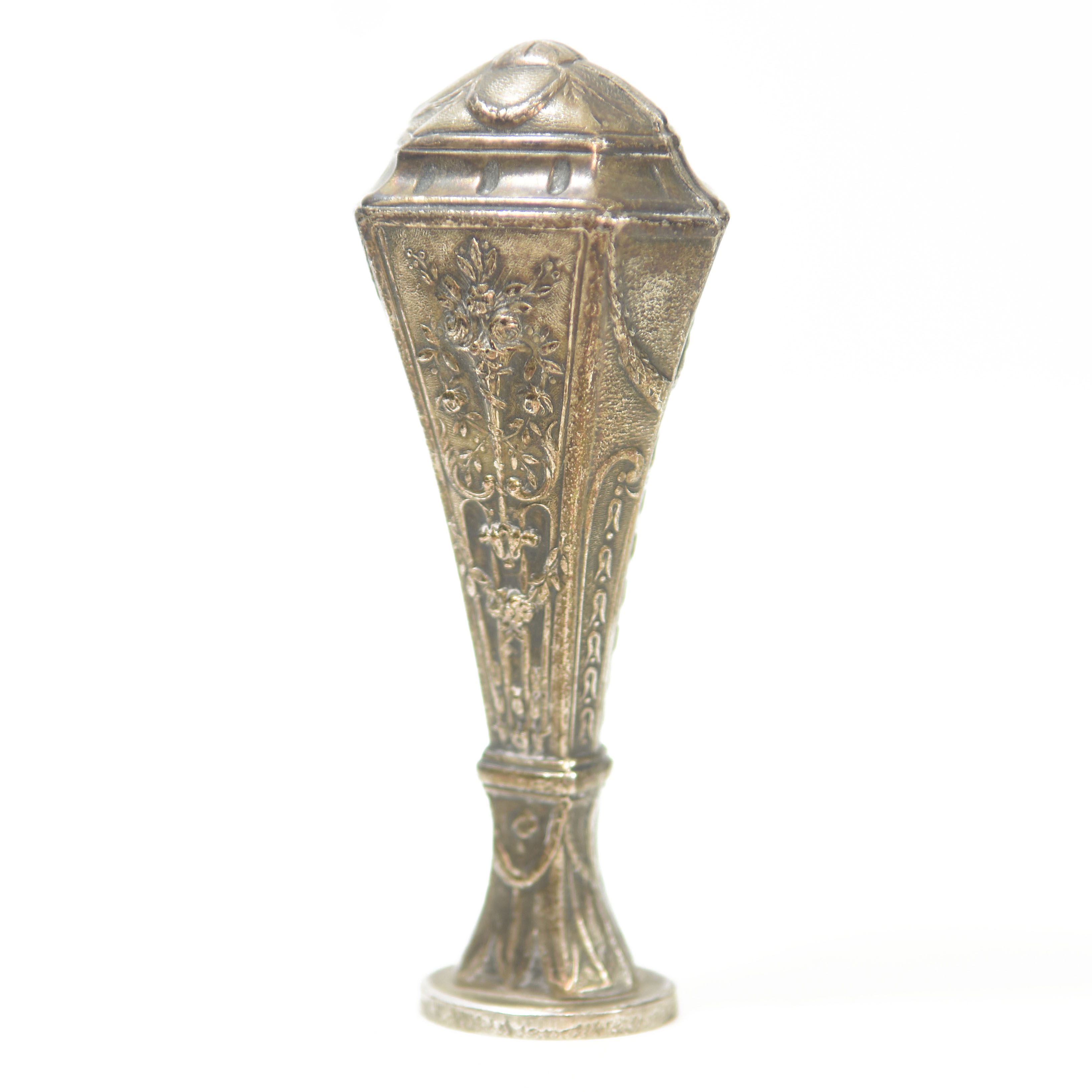 Sceau à cacheter de collection en métal argenté ou argent décor fioritures Louis XVI