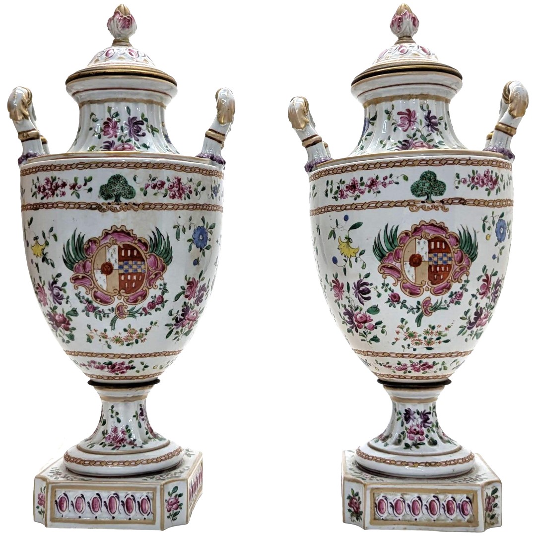 Paire de vases couverts XIXème en porcelaine de Samson