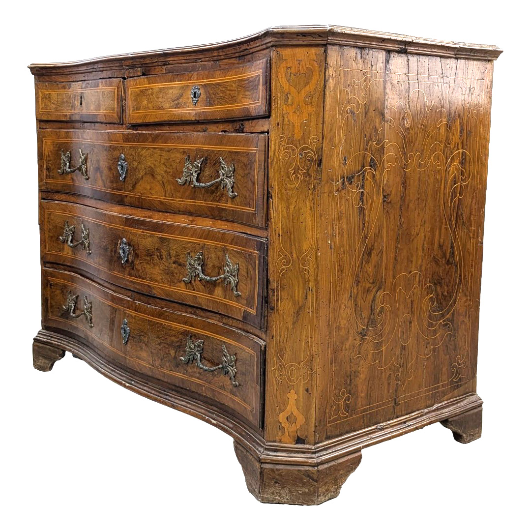 Commode galbée Italie probablement Venise époque XVIIIème en marqueterie 