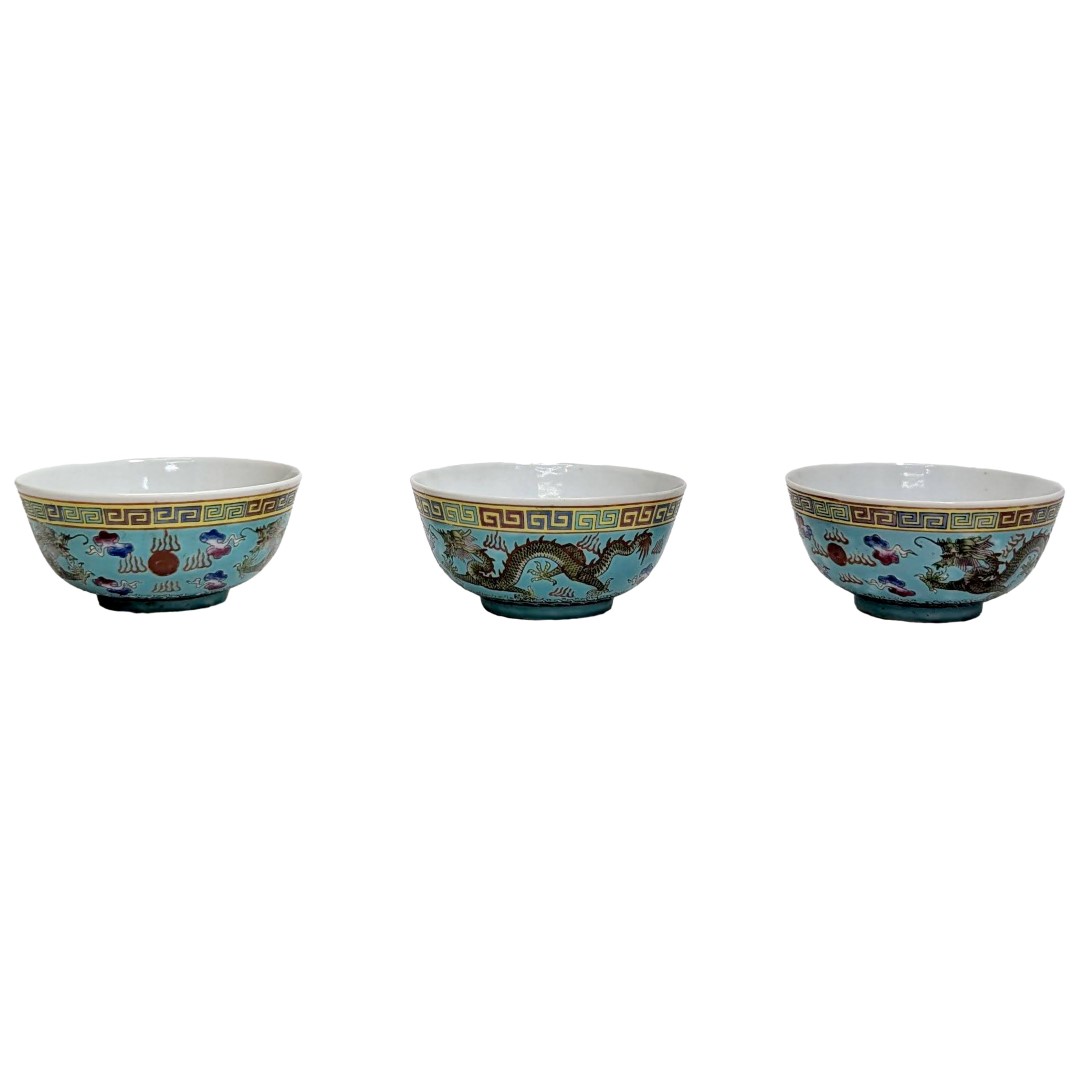 Série de 3 bols en porcelaine de Canton à décor de dragons 