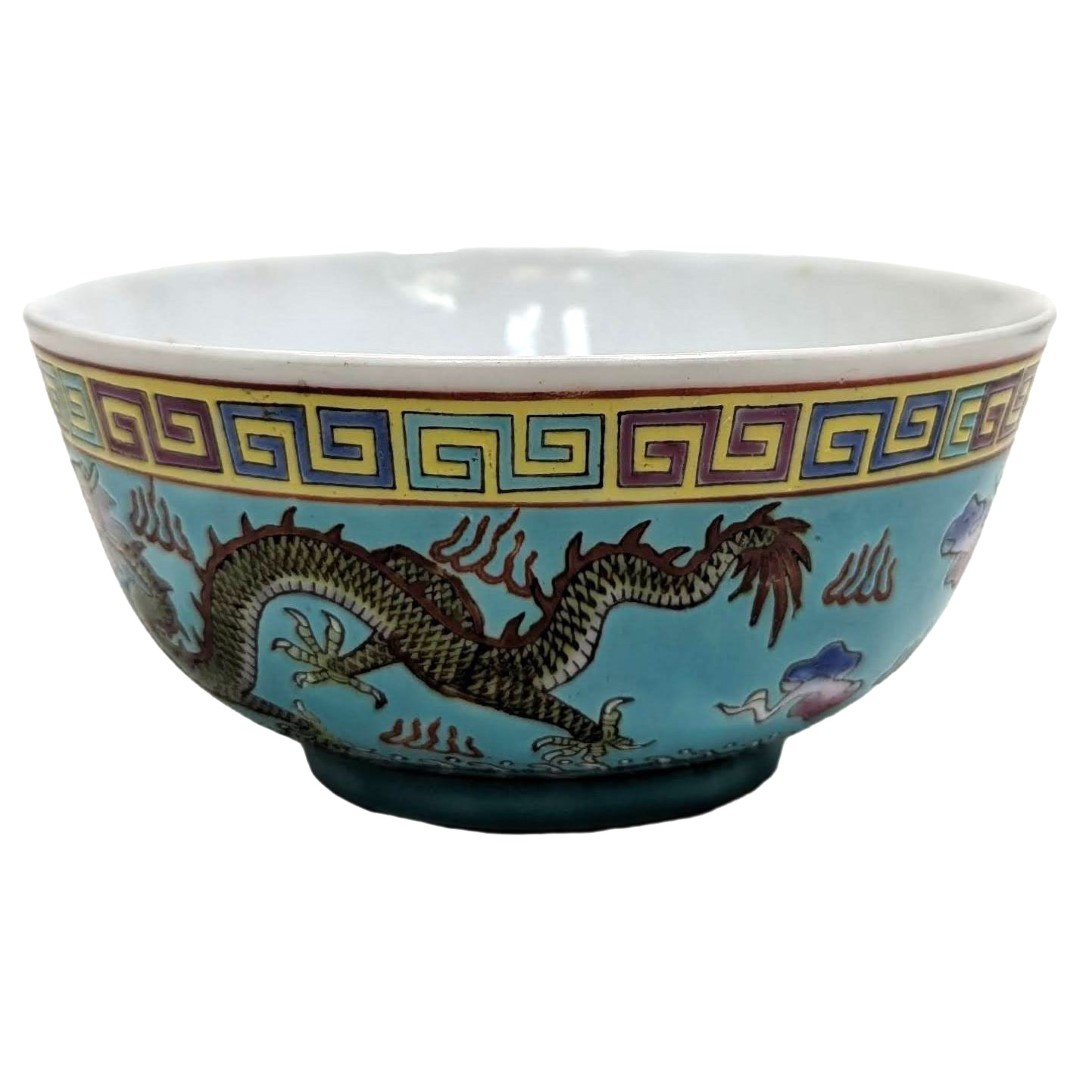 Série de 3 bols en porcelaine de Canton à décor de dragons 