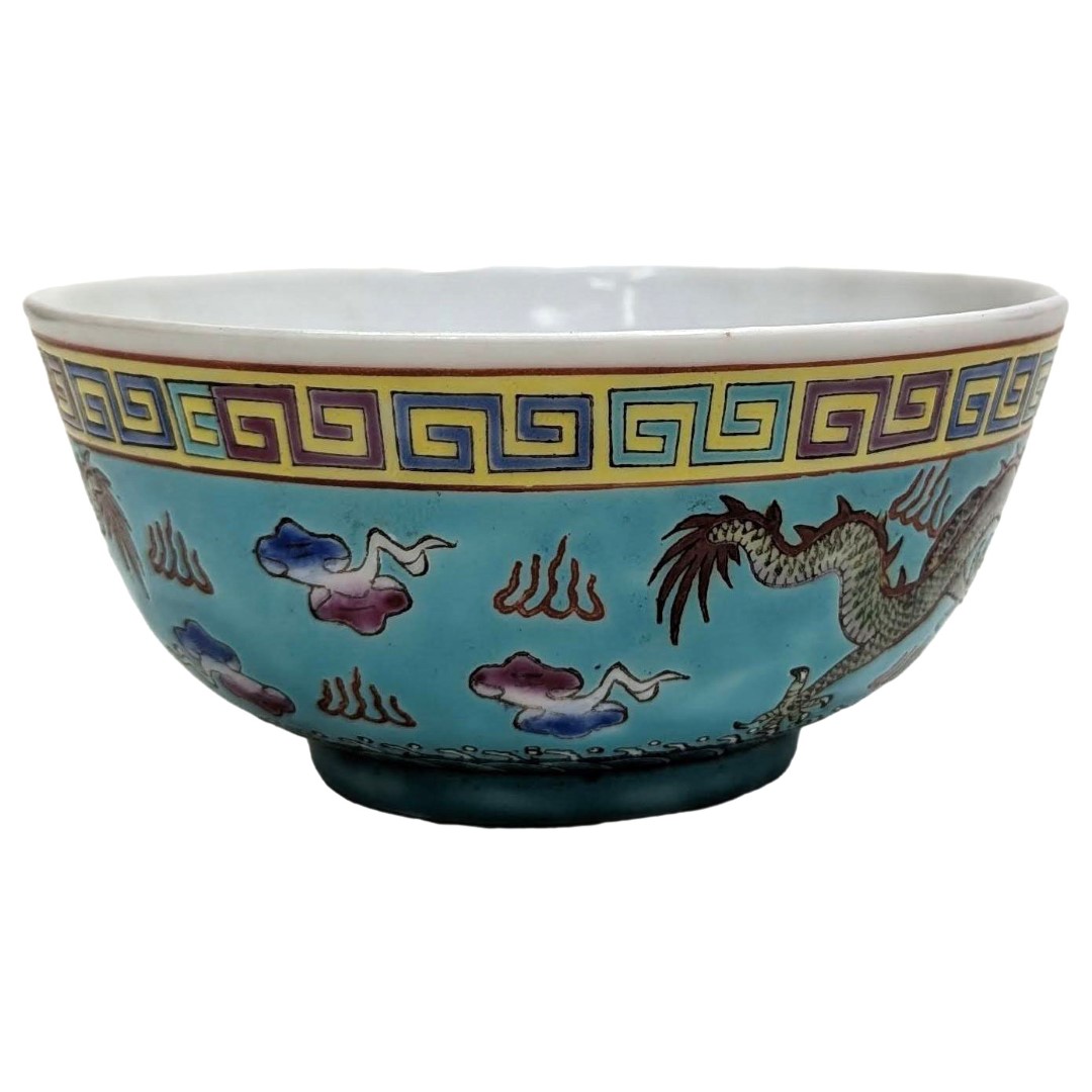Série de 3 bols en porcelaine de Canton à décor de dragons 