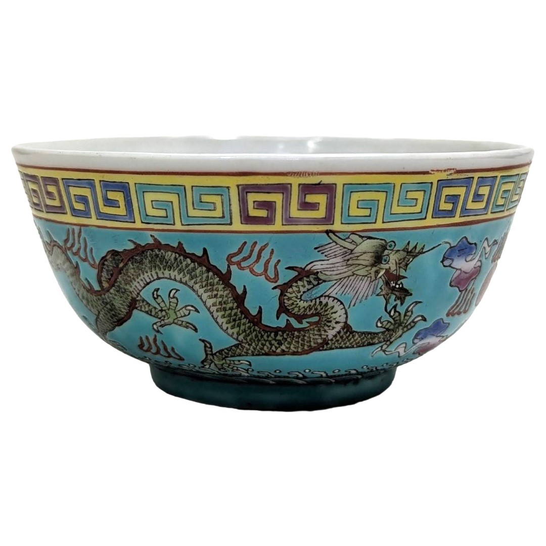 Série de 3 bols en porcelaine de Canton à décor de dragons 